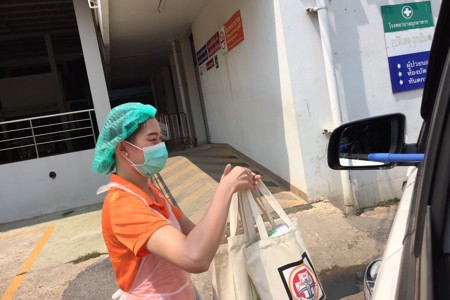 In Thailand wordt Hiv-medicatie uitgedeeld zodat families niet in drukbevolkte ruimtes moeten wachten op medicatie