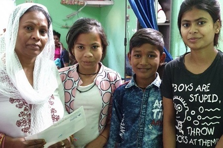 In India krijgen gezinnen enveloppen met geld voor voedsel en zeep