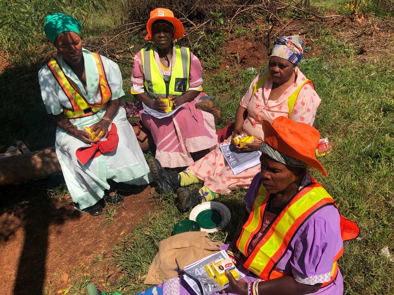 Oma's in Zuid-Afrika krijgen voorlichting hoe zij hun gezinnen kunnen beschermen tegen het virus