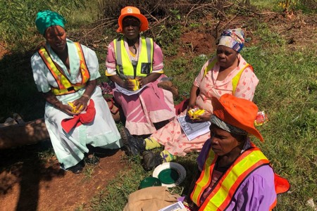 Oma's in Zuid-Afrika krijgen voorlichting hoe zij hun gezinnen kunnen beschermen tegen het virus