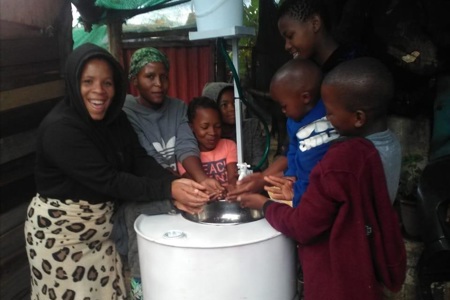 Gezinnen in Zuid-Afrika krijgen handwaspunten gemaakt van gebruikte olievaten