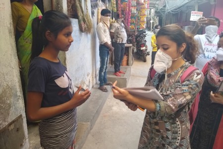 Wekelijkse gezinsbezoeken aan gezinnen in Delhi zijn nu extra belangrijk. Behoeften worden geïnventariseerd en er wordt een luisterend oor geboden