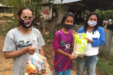Voedselpakketten en mondkapjes voor families in Thailand