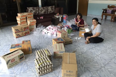 Voedselpakketten samenstellen voor getroffen gezinnen coronacrisis