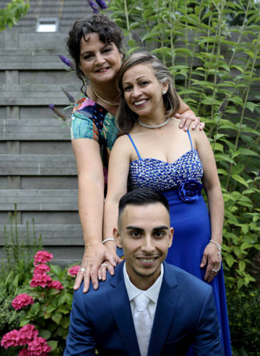 Caroline Petersen met zoon en biologische moeder