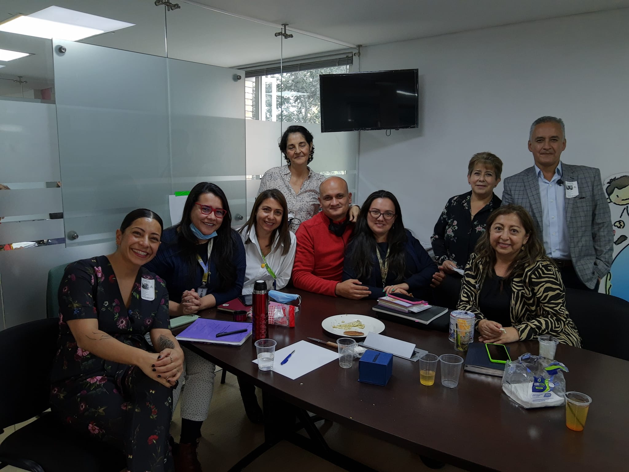 Van links naar rechts: Denise Duister, Claudia Pinzón, Sandra Granados, Margarita Rosa Ramírez, Javier, Angélica Reyes en Jackeline Mejía, naast Oscar staat Maria Lydia