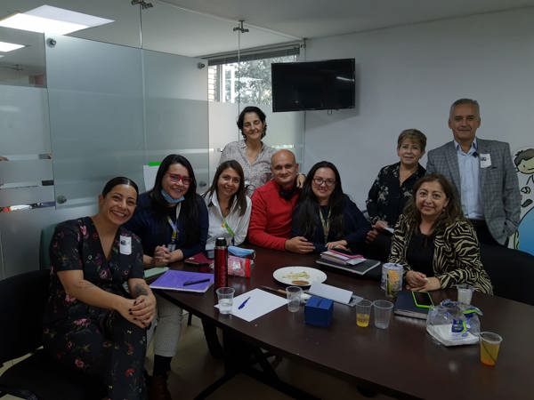 Van links naar rechts: Denise Duister, Claudia Pinzón, Sandra Granados, Margarita Rosa Ramírez, Javier, Angélica Reyes en Jackeline Mejía, naast Oscar staat Maria Lydia